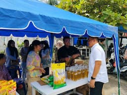 bulog_sumut_salurkan_4_ton_beras_sphp_dan_ribuan_liter_minyakita