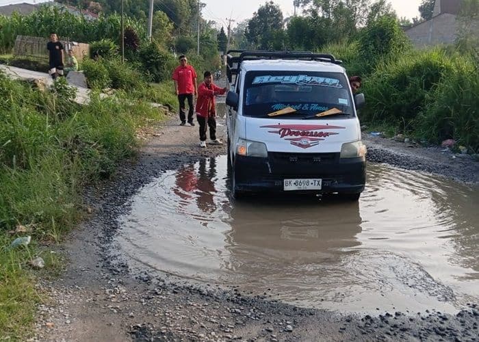 akses_tigaras_terancam_lumpuh_fraksi_pdip_dprd_sumut_desak_perbaikan_jalan_silabah_jaya_sipintuangin_