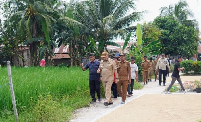 bupati_batu_bara_janjikan_perbaikan_saluran_irigasi_di_sei_balai