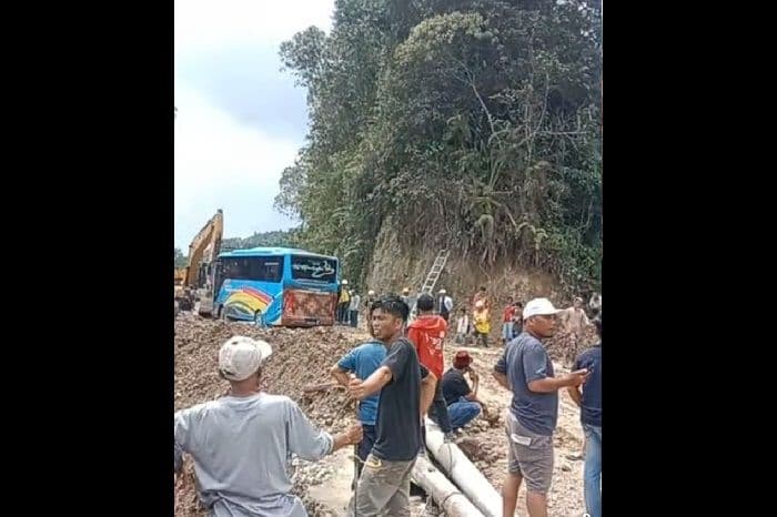 jalan_amblas_di_sipirok_jalinsum_ke_medan_ditutup_sementara_ini_imbauan_kapolres