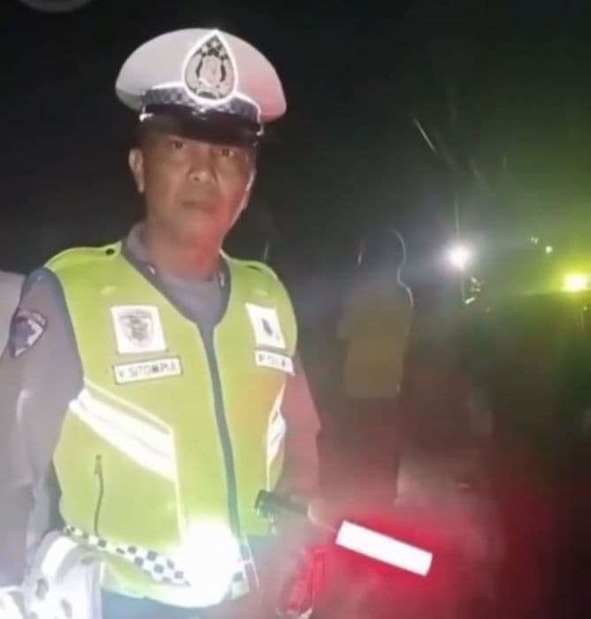jalan_lintas_sipirokmedan_putus_total_diterjang_longsor_truk_terperosok_ke_jurang_