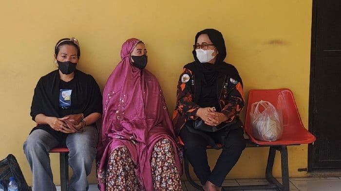 ratap_tangis_naya_agustin_di_rs_bhayangkara_medan_dengar_kabar_suami_tewas_dengan_luka_tembak_di_leher_