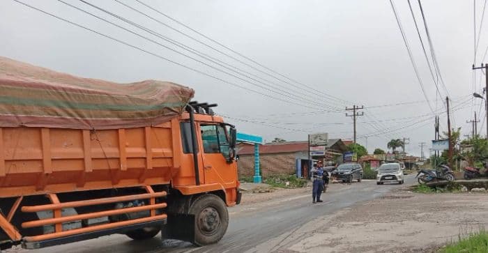 truk_patah_as_di_tanjakan_dairi_pengusaha_akui_muatan_batu_melebihi_kapasitas