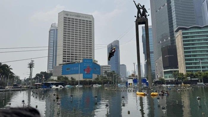 aktivis_greenpeace_turun_dari_patung_bundaran_hi_dievakuasi_ke_ambulans