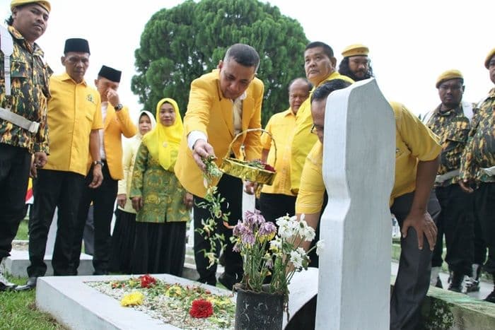 hut_ke62_golkar_sumut_ziarah_ke_makam_pahlawan_hormati_perjuangan_perkuat_soliditas_