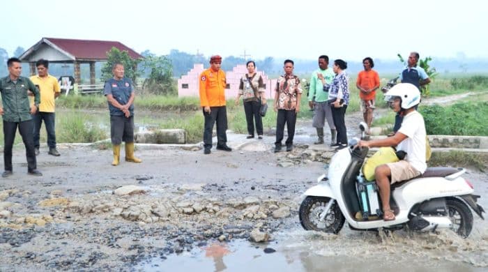jalan_penghubung_huta_bayu_rajaraja_maligas_tak_kunjung_diperbaiki