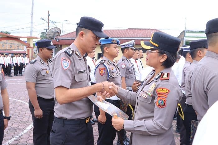 kapolres_samosir_beri_penghargaan_kepada_20_personel_tegaskan_larangan_arogansi_dan_kekerasan