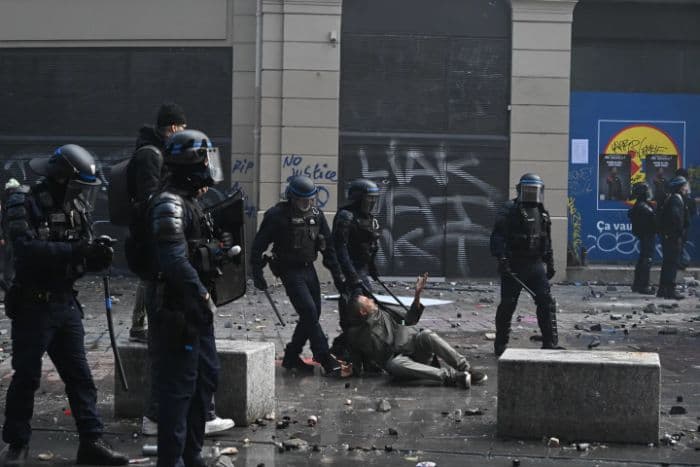 polisi_paris_berlakukan_jam_malam_usai_kerusuhan_2400_orang_ditangkap