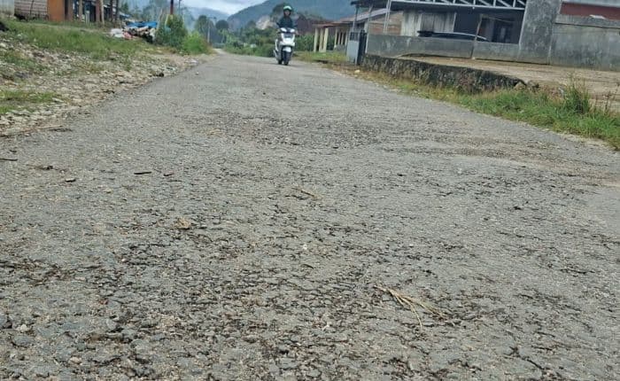 proyek_pemeliharaan_jalan_rp323_juta_di_dairi_sudah_rusak_warga_pertanyakan_kualitas