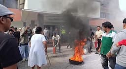 bakar_ban_di_depan_khas_parapat_hotel_massa_aksi_dihadang_warga_