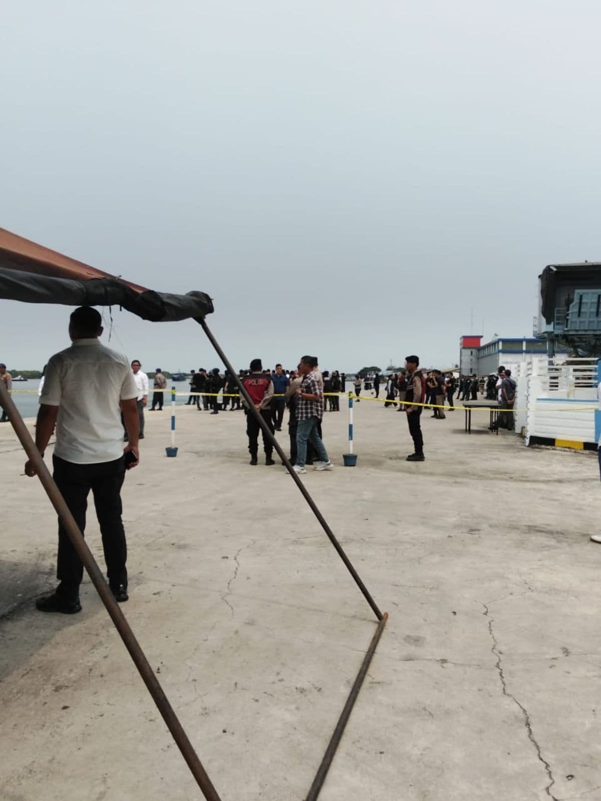 delapan_orang_dengan_tangan_diborgol_dibawa_dari_km_global_168_di_belawan
