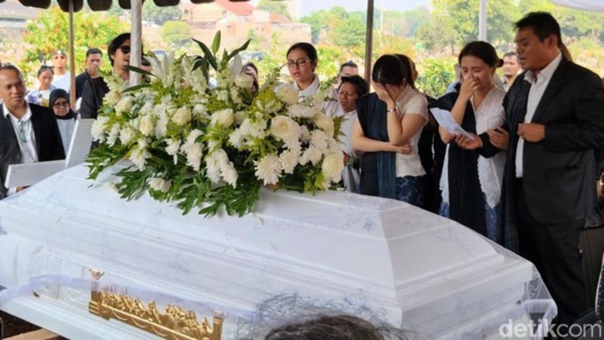 marsha_aruan_lepas_kepergian_ibunda_sampaikan_terima_kasih_di_pemakaman