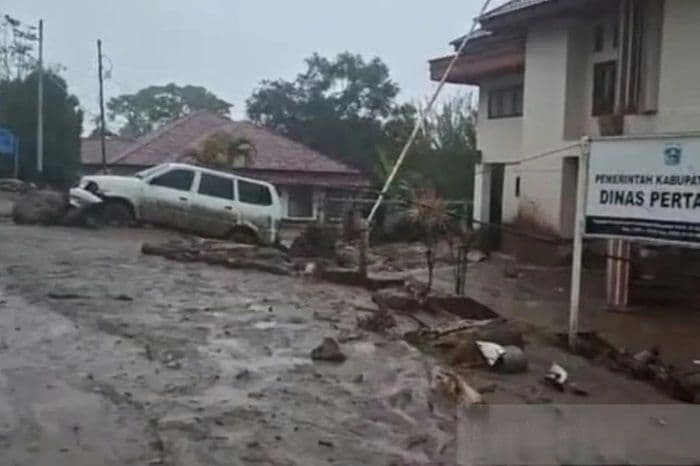 banjir_bandang_terjang_arosuka_akses_jalan_solokpadang_putus_dan_kantor_bupati_terendam_