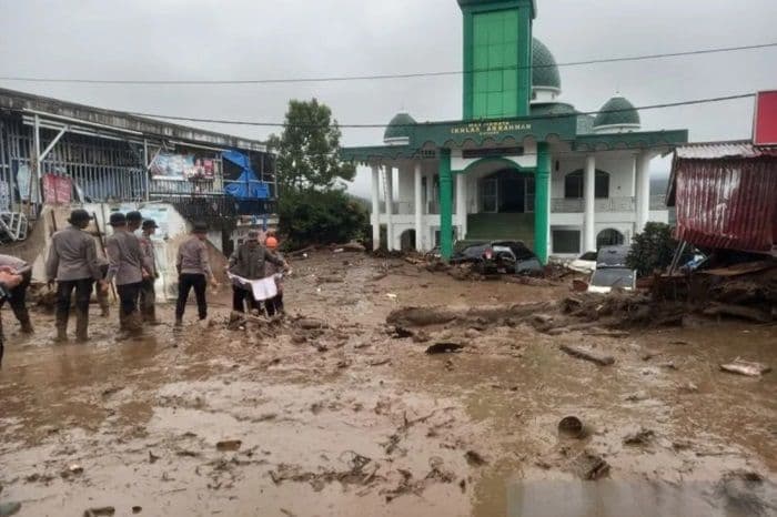 banjir_bandang_terjang_arosuka_solok_4_warga_luka_dan_32_jiwa_mengungsi_