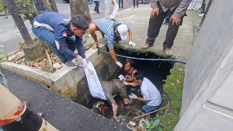 geger_pria_berkaus_biru_celana_ponggol_ditemukan_tewas_di_selokan_ngumban_surbakti_