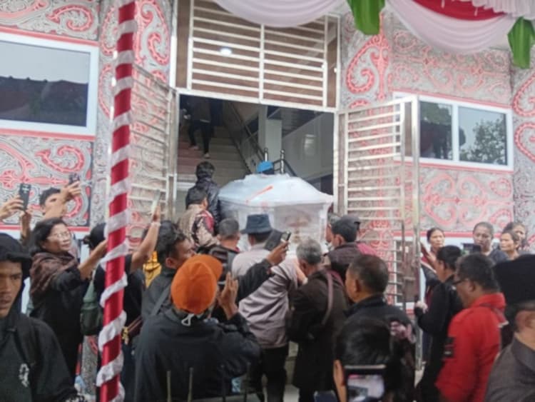 jenazah_kamaruddin_simanjuntak_tiba_di_tapanuli_utara_keluarga_dan_warga_berduka