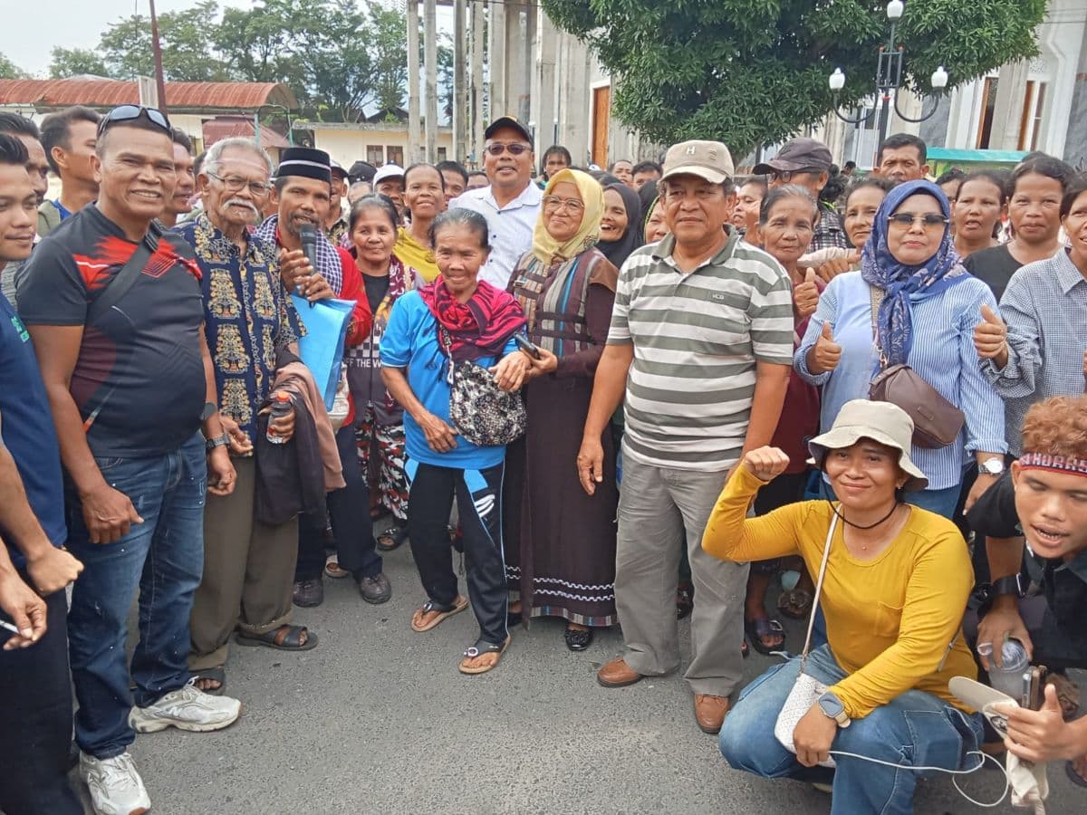 ratusan_warga_geruduk_kantor_bupati_tapteng_tuntut_aparat_desa_barambang_dicopot