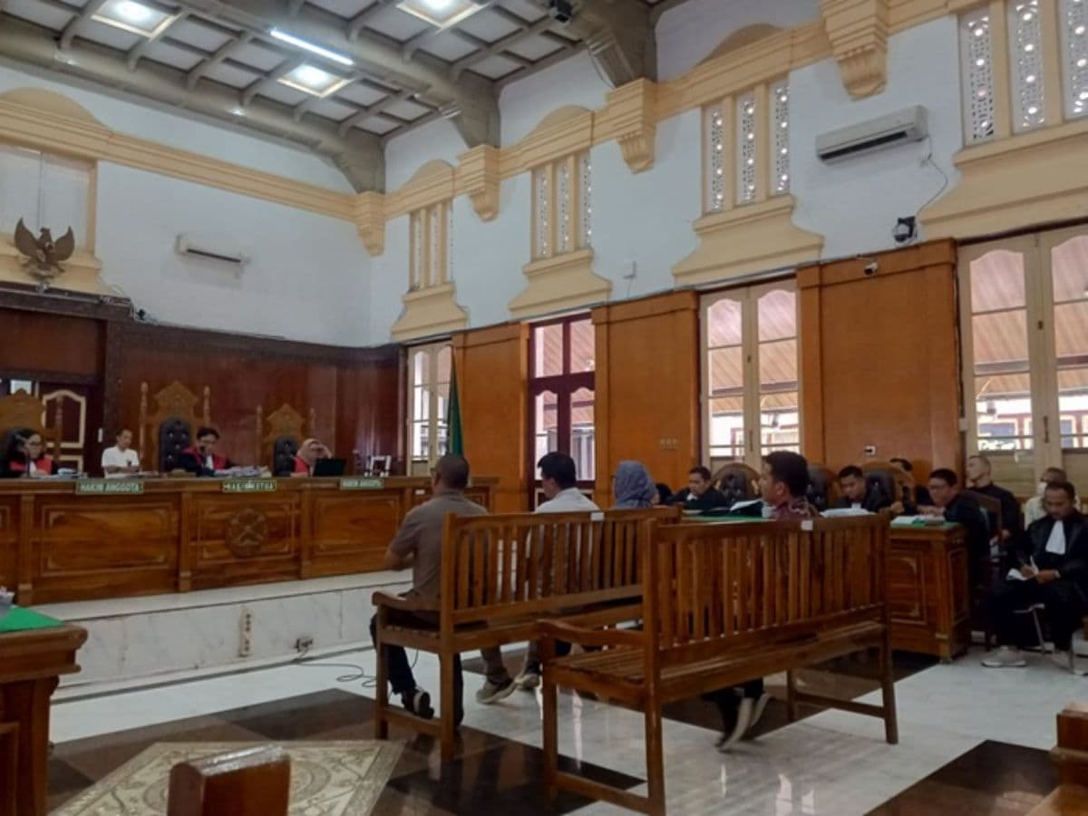 sidang_korupsi_bansos_di_labusel_disebutsebut_nama_oknum_polisi_menantu_eks_bupati_