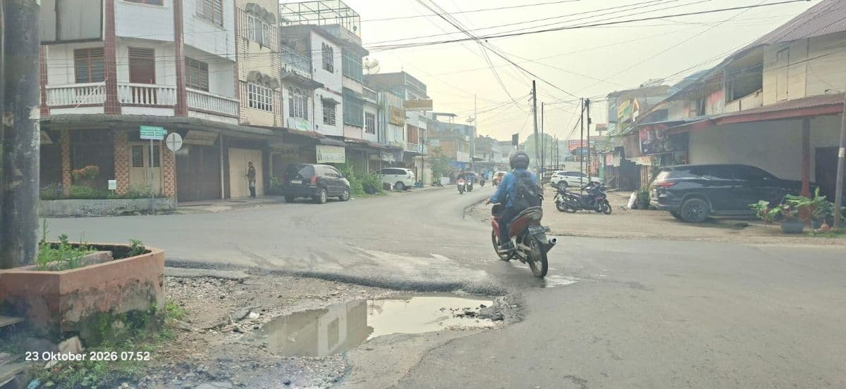 jalan_berlubang_ancam_keselamatan_warga_sidikalang_resah