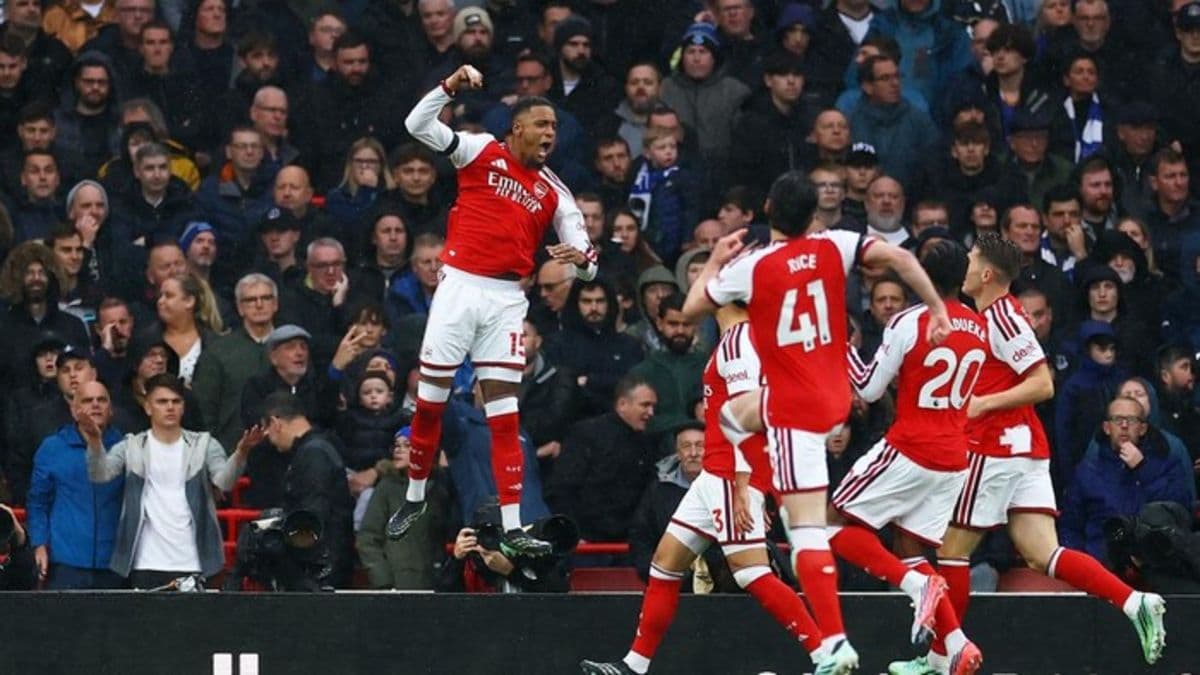 arsenal_ungguli_everton_10_di_babak_pertama_lewat_gol_ezri_konsa