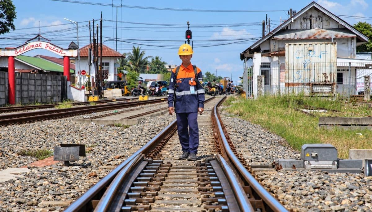 kai_divre_i_sumut_siagakan_31_petugas_untuk_periksa_jalur_kereta_api