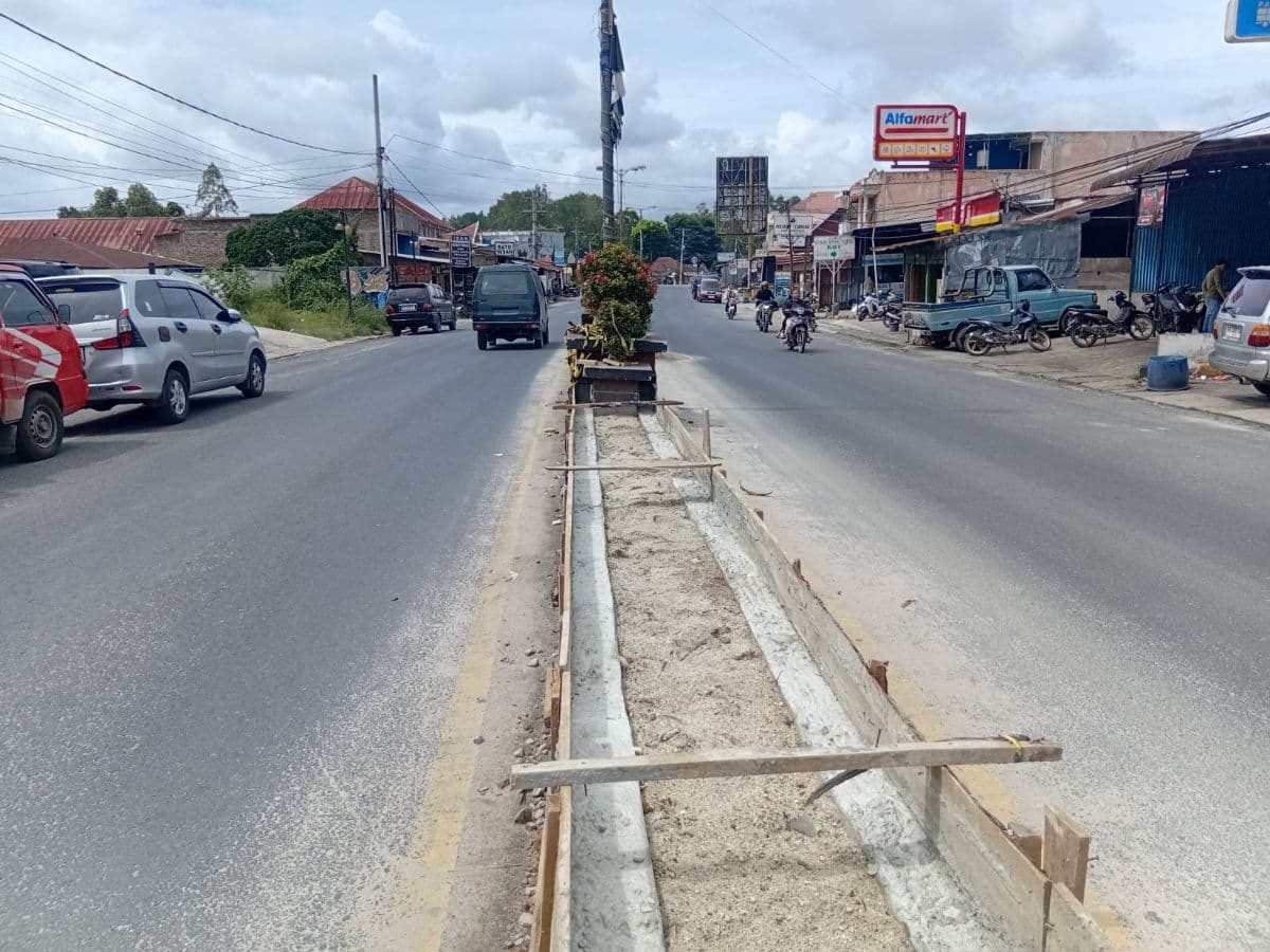 kualitas_proyek_median_jalan_siborongborong_senilai_rp51_miliar_dipertanyakan