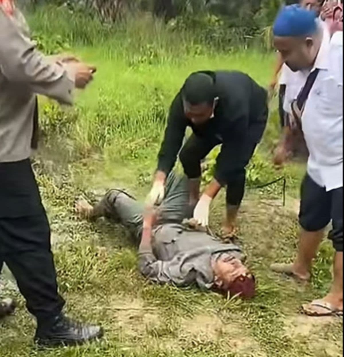 mayat_pria_tanpa_identitas_ditemukan_di_parit_kebun_kelapa_di_asahan