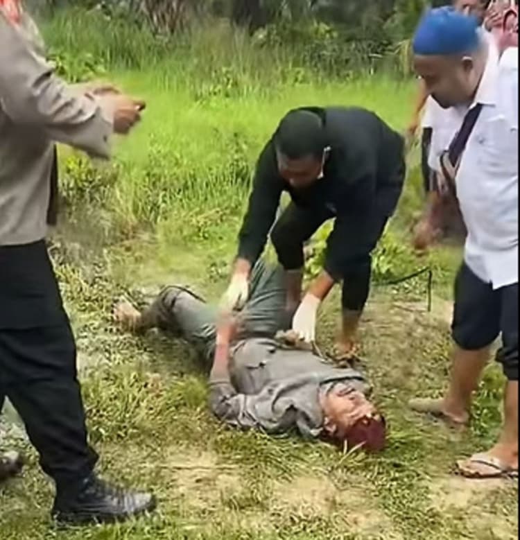 mayat_pria_tanpa_identitas_ditemukan_di_parit_kebun_kelapa_di_asahan