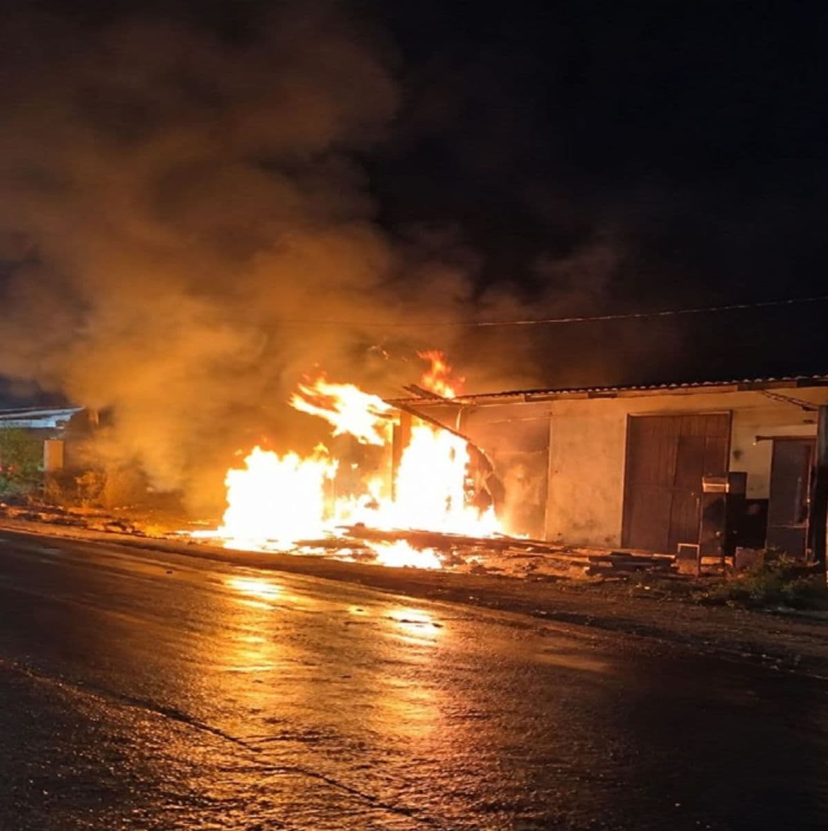 nyaris_bakar_rumah_warga_motor_modifikasi_pengangkut_bbm_terbakar_dekat_spbu_di_sergai_