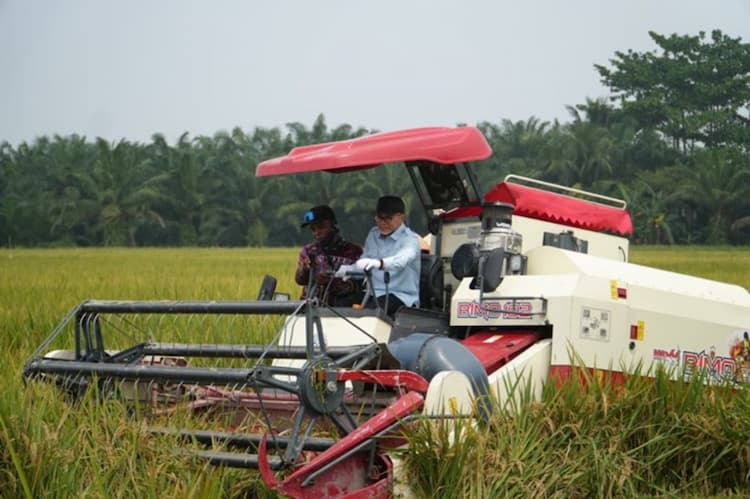 pemerintah_dan_bulog_salurkan_bantuan_pangan_beras_30_kg_untuk_warga_asahan_hingga_desember_2026_
