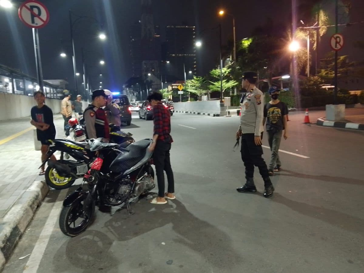 polsek_medan_timur_amankan_14_motor_berknalpot_brong_antisipasi_balap_liar_di_underpass_hm_yamin