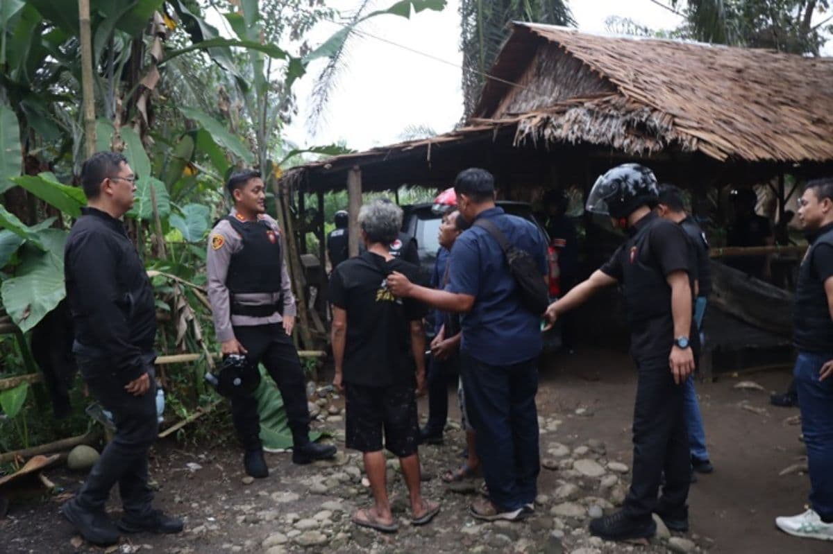 razia_sarang_narkoba_di_binjai_tiga_pria_dan_14_sajam_diamankan_polisi_