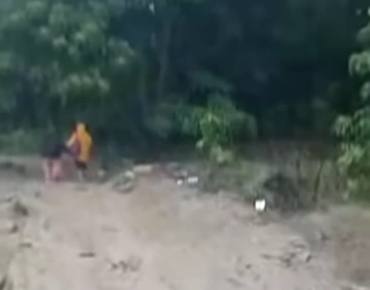 banjir_bandang_bawa_kayu_gelondongan_warga_dusun_i_garoga_mengungsi