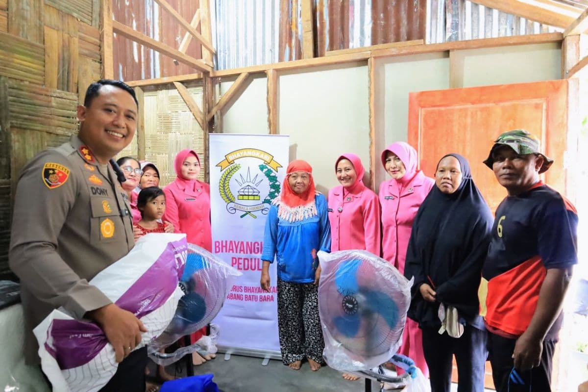 janda_korban_angin_kencang_di_batu_bara_bersujud_saat_terima_bantuan_kapolres