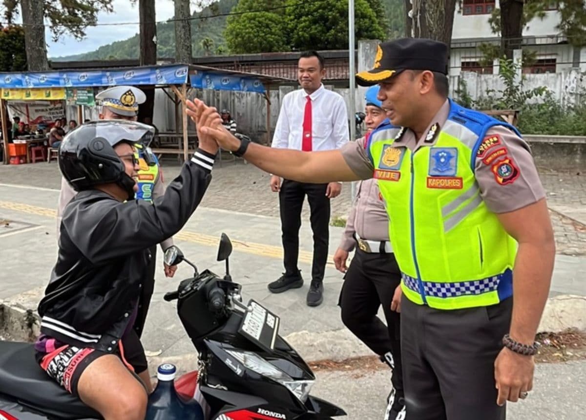 polres_toba_bagi_helm_gratis_melalui_sahata_lantas_ajak_pengendara_tertib_berlalu_lintas_