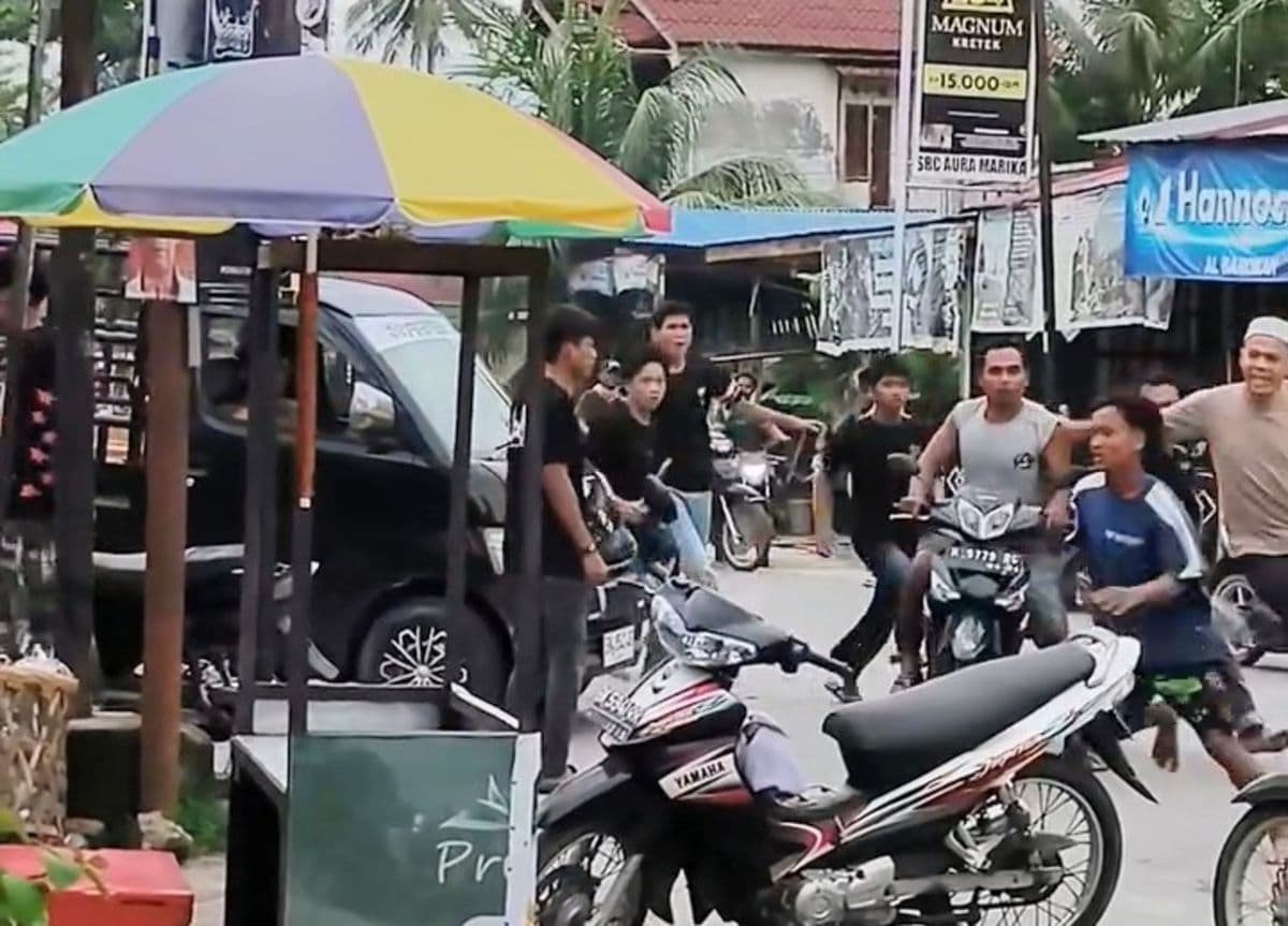 tawuran_remaja_di_batu_bara_bentrokan_bersenjata_kayu_resahkan_pengendara_jalan