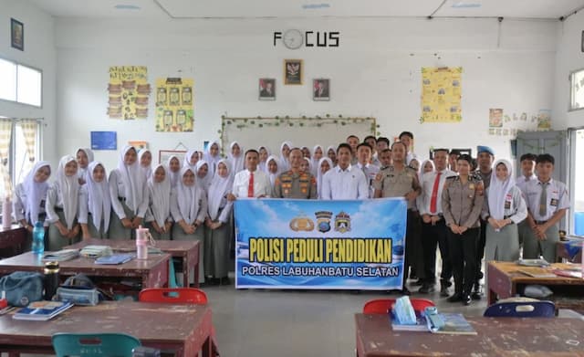 wakapolres_labusel_imbau_pelajar_sman_1_kotapinang_jauhi_narkoba_dan_tawuran_