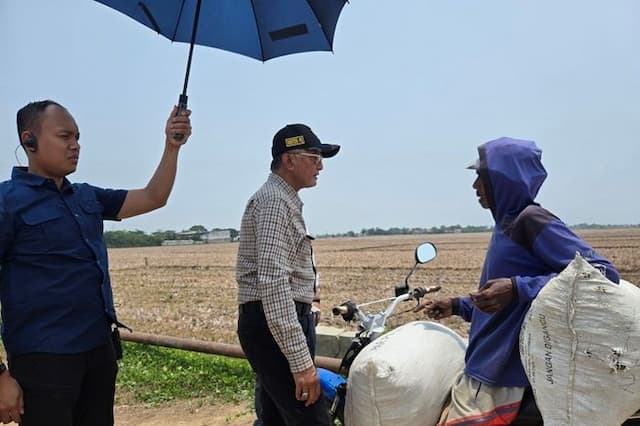 curiga_laporan_anak_buah_selalu_bagus_menteri_pu_sidak_sawah_kering_di_bekasi_