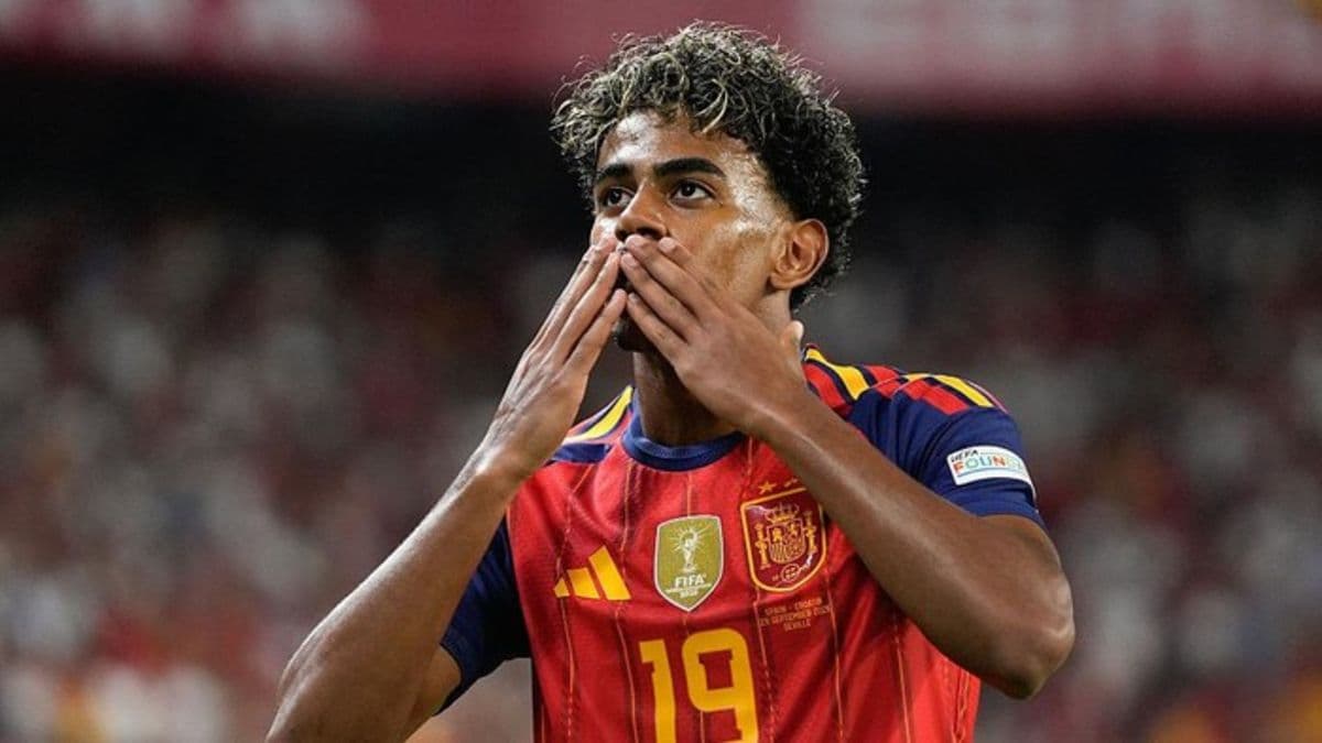 lamine_yamal_raih_gelar_pemain_muda_terbaik_ballon_dor_2026