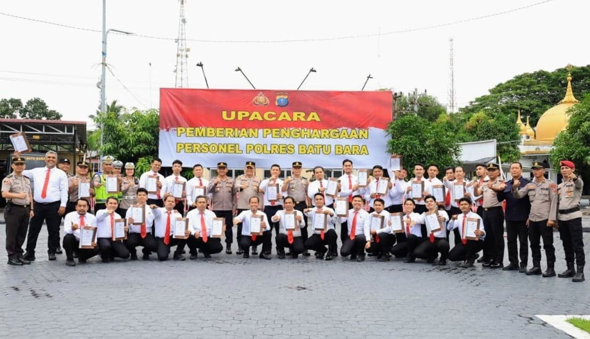 polres_batu_bara_beri_penghargaan_kepada_35_personel_berprestasi_