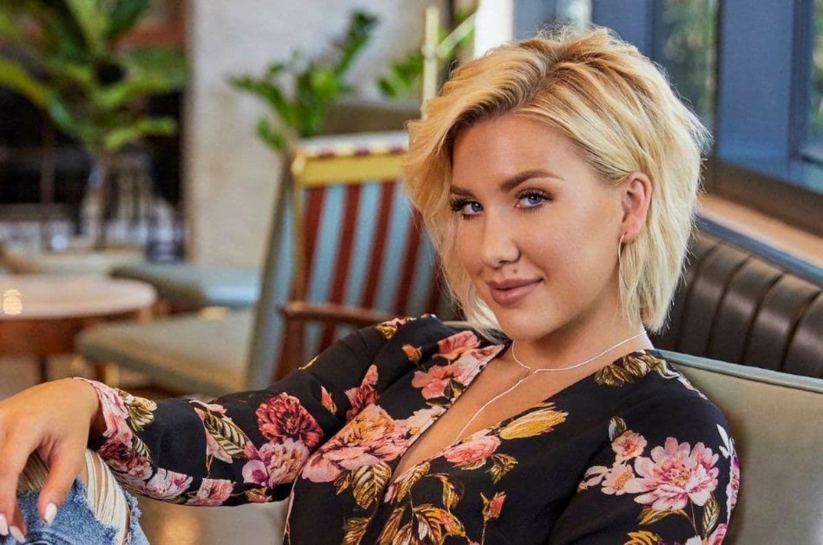 savannah_chrisley_hamil_anak_pertama_kekasih_masih_dirahasiakan