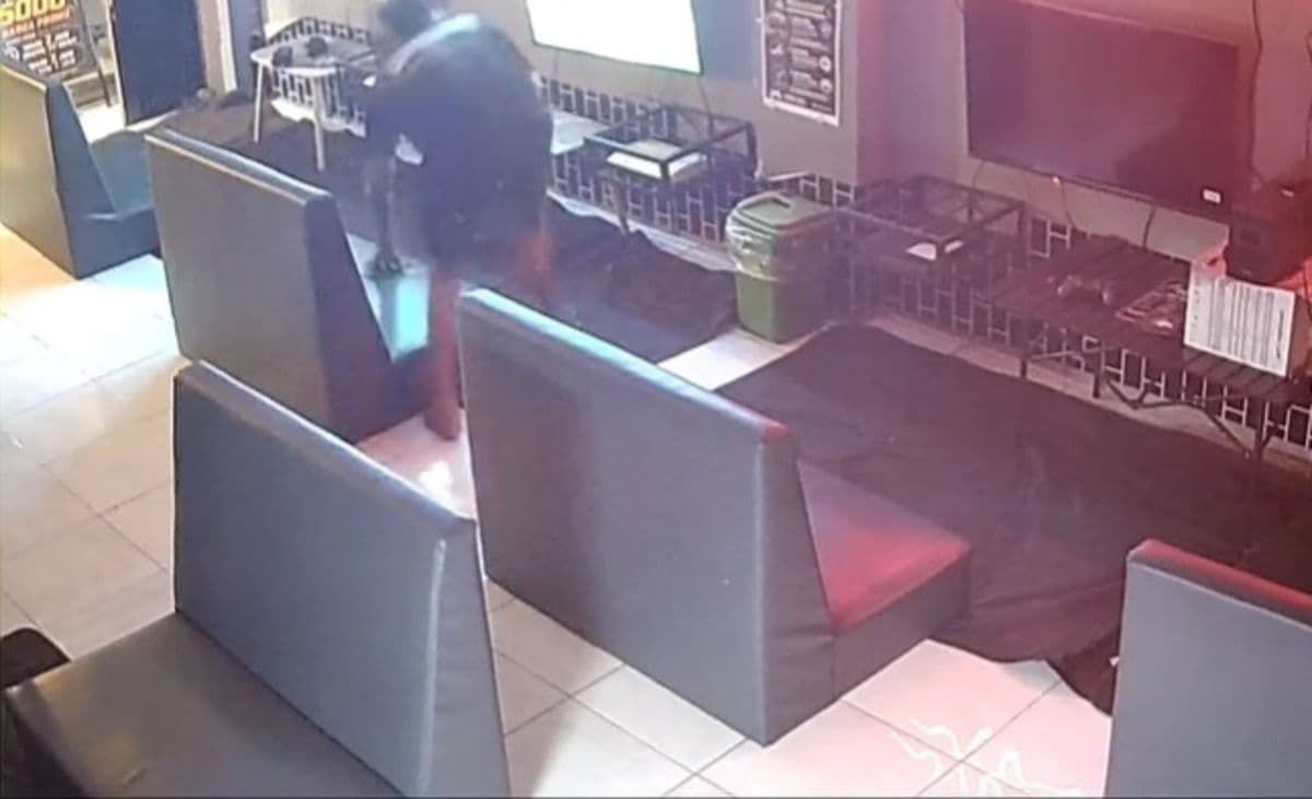 terekam_cctv_pria_curi_hp_pengunjung_rental_ps_di_percut_sei_tuan
