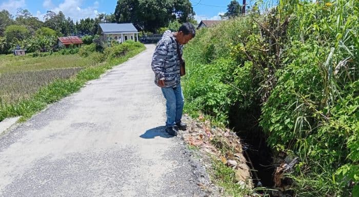 baru_dua_minggu_selesai_aspal_jalan_di_siborongborong_mulai_terkelupas