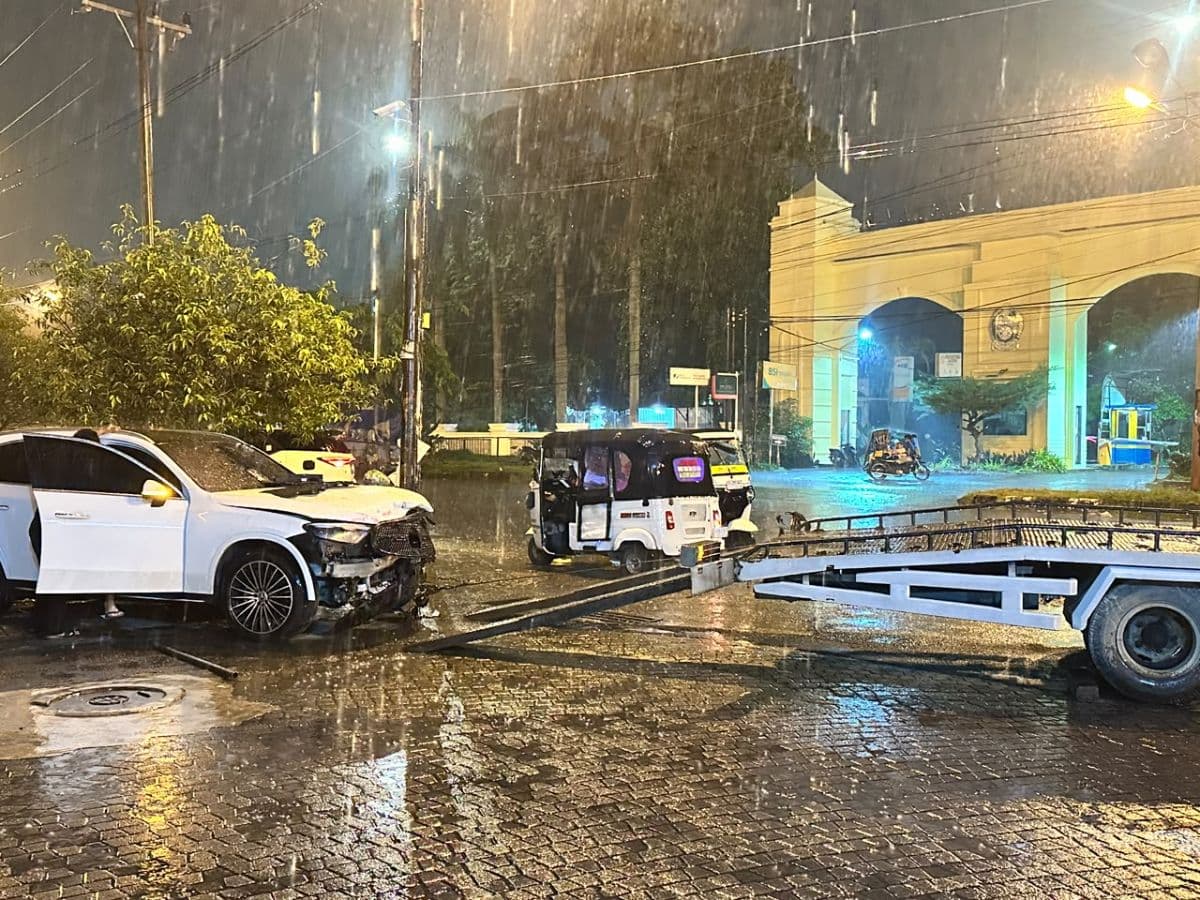 mercedesbenz_glc_300_tabrak_gerobak_mie_balap_di_medan_1_orang_meninggal_dunia