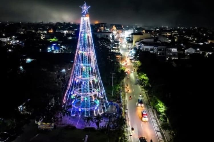 sambut_nataru_dinas_prkp_pematangsiantar_benahi_taman_dan_pasang_lampu_hias_