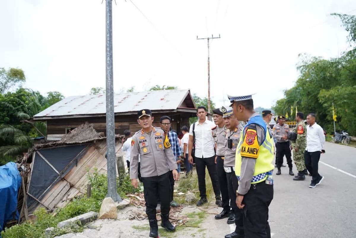 truk_tangki_pertamina_terbalik_timpa_rumah_di_tapteng_enam_orang_lukaluka