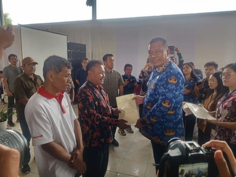 masyarakat_toba_terima_503_sertifikat_ptsl_bupati_bphtb_tetap_nol_