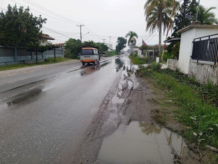 drainase_meluap_jalinsum_di_toba_tergenang_dan_ganggu_warga_serta_pengendara