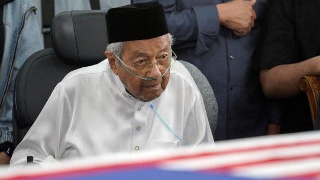 dua_hari_setelah_istri_wafat_mahathir_mohamad_masuk_rumah_sakit_untuk_observasi_