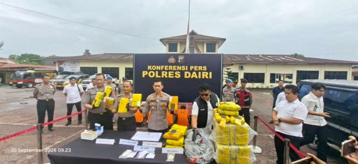 polres_dairi_amankan_70_kg_ganja_dari_mobil_di_perbatasan_dairipakpak_bharat
